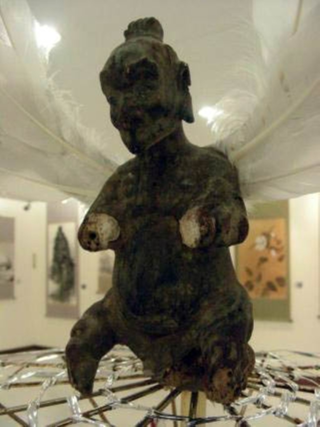 ＜香藝肆色－國際藝術家私房菜聯展＞  吳心荷 穿著牡丹肚兜的男人