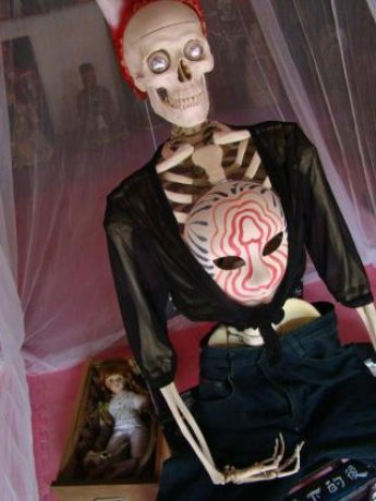 D011 吳心荷---受傷害的洋娃娃-4 裝置藝術